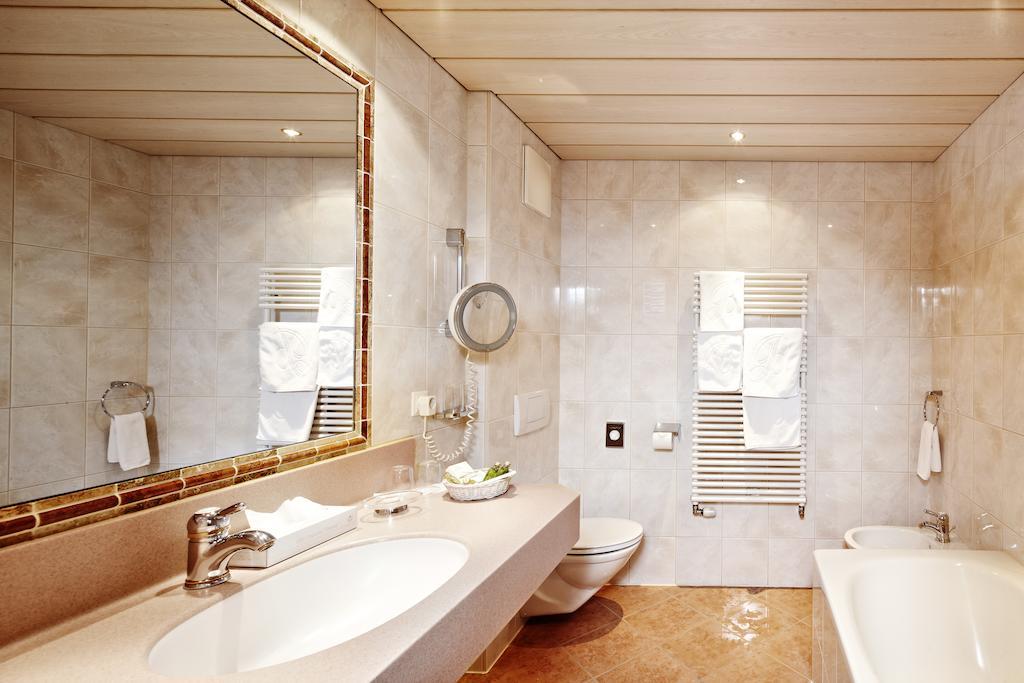 Hotel Berghof Crystal Spa & Sports Tux Bagian luar foto