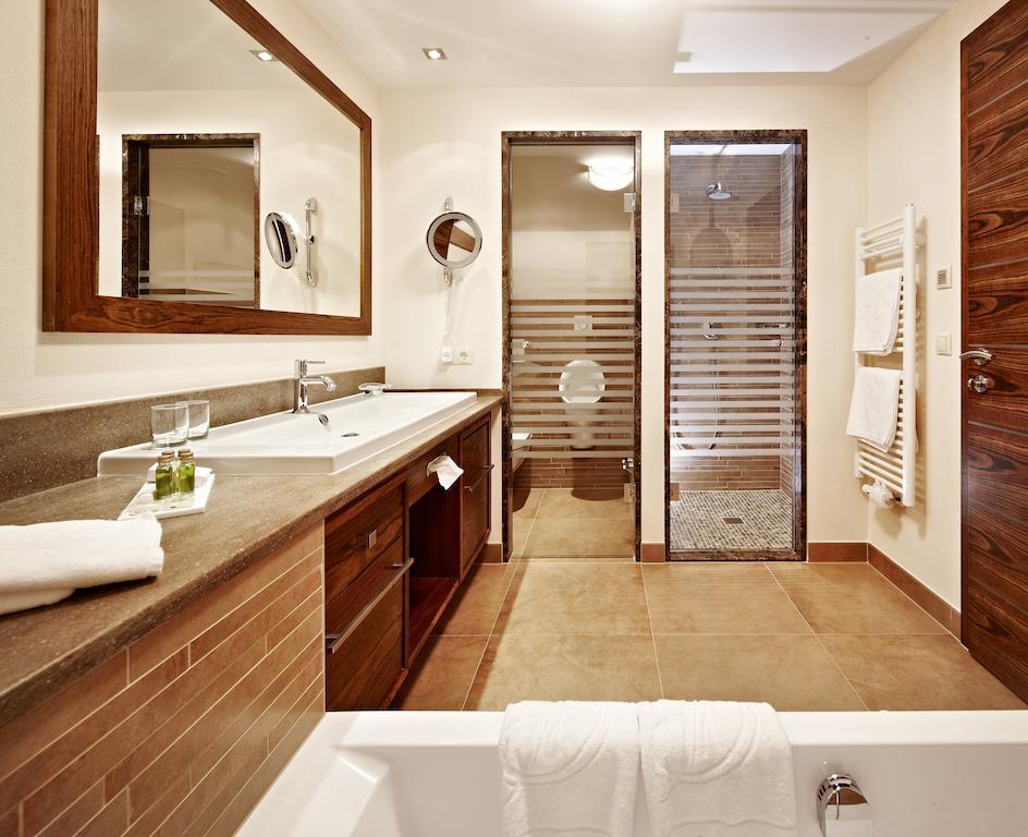 Hotel Berghof Crystal Spa & Sports Tux Bagian luar foto